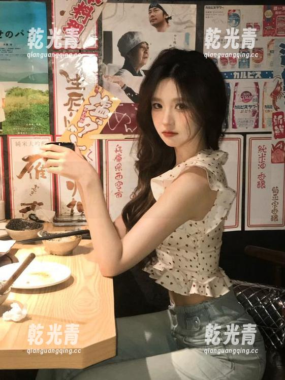 52黑料官网：深夜吃瓜，连眼袋都是瓜的味，不打烊的享受！