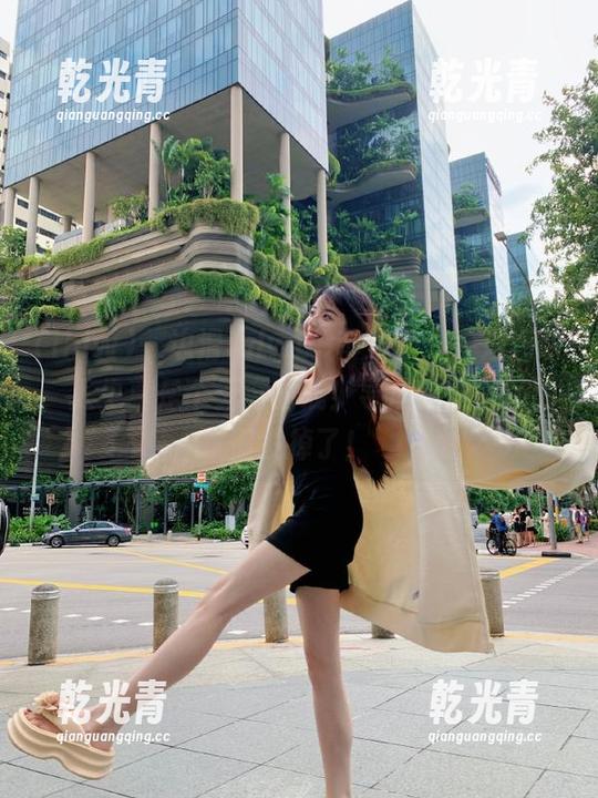 一边滑ihlw09苹果版，一边感叹，人生真是个无穷的戏！导演我觉得我的假发掉了！